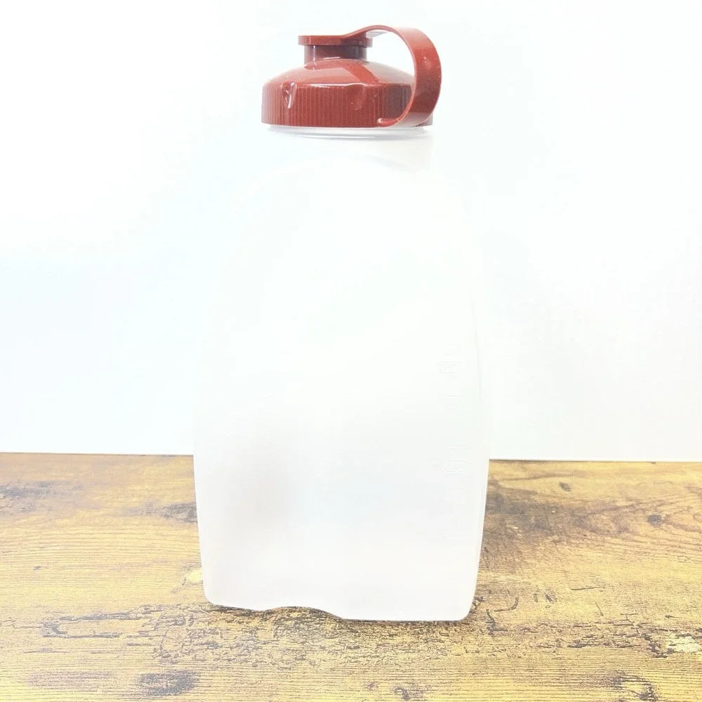 Rubbermaid 2 Quart 64 Oz Servin SaverPitcher Bottle Red Lid Made In‎ USA